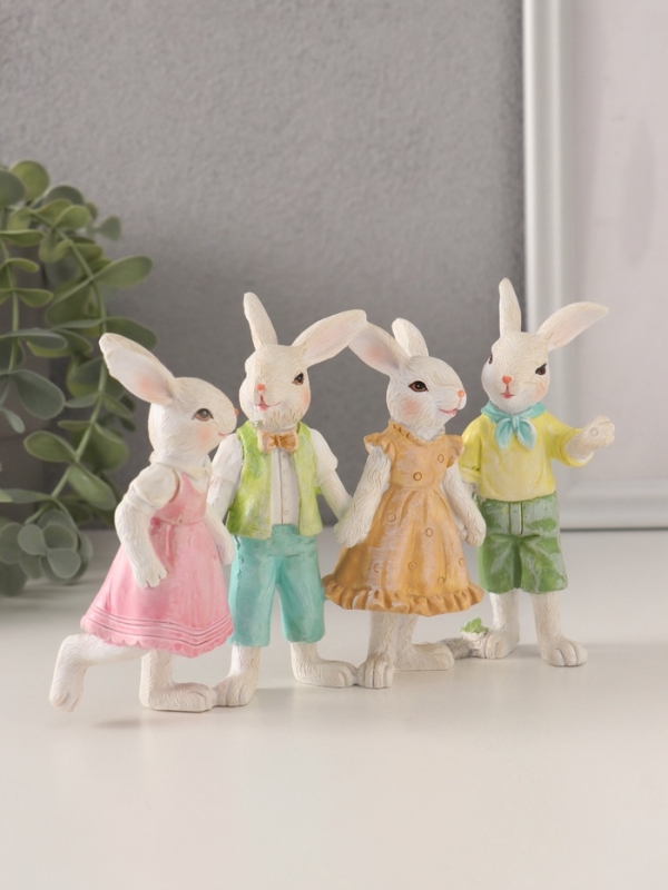 Сувенир полистоун  Сувенир полистоун "Нарядные кролики - праздничный хоровод" 16,5х6,5х11 см