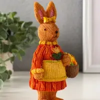 Сувенир полистоун "Зайка в вязанном платье с корзиной яиц" 5,5х8,2х16 см Сувенир полистоун "Зайка в вязанном платье с корзиной яиц" 5,5х8,2х16 см