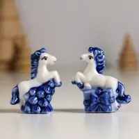 Сувенир керамика "Лошадка с подарком" бело-синий МИКС 4,1х2,6х4 см Сувенир керамика "Лошадка с подарком" бело-синий МИКС 4,1х2,6х4 см