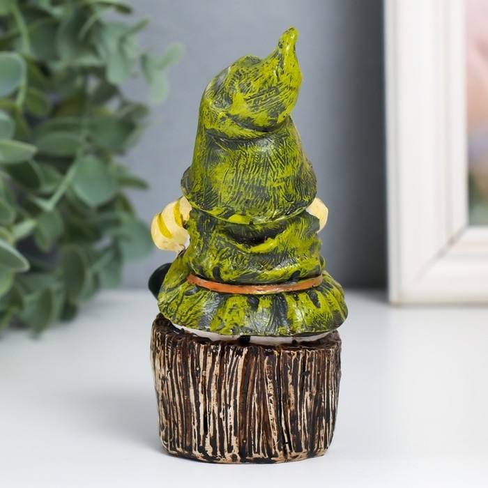 Сувенир полистоун "Гном в зелёном колпаке на пенёчке" 6,7х5,5х11,5 см