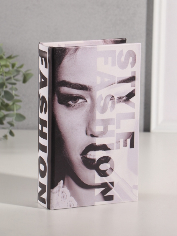 Сейф-книга дерево кожзам  Сейф-книга дерево кожзам "Стиль и мода" 21х13х5 см