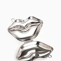 Сумка мини-клатч на магните, в форме губ, жёсткий корпус, на длинной цепочке, серебристая