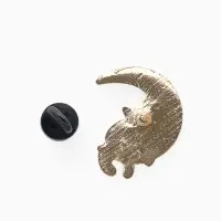 Значок &laquo;Кот&raquo;, на Луне, чёрно-белый в золоте