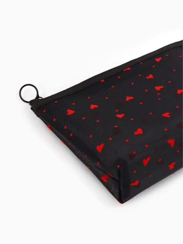 Косметичка дор Сердца, сетка 17*6,5*13,5, отд на молнии, черный Косметичка дор Сердца, сетка 17*6,5*13,5, отд на молнии, черный
