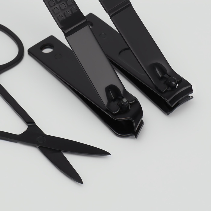 Набор маникюрный «Christian», 8 предметов, в футляре, цвет чёрный/серый Набор маникюрный «Christian», 8 предметов, в футляре, цвет чёрный/серый