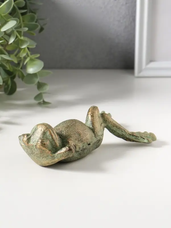Фигурка чугун &laquo;Лягуха на отдыхе&raquo;, зелёная патина, 14.5&times;8,,8&times;4 см