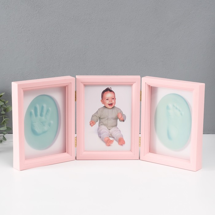 Фоторамка пластик 13х18 см с полим.глиной Фоторамка пластик 13х18 см с полим.глиной "Отпечаток ладошки и ножки" розовая 20,5х46,5 см