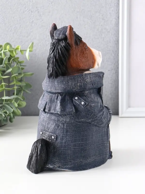Фигурка (гипс) Конь в пальто  Высота 24 см, ширина 12.5 см, длина 16,5 см, джинса
