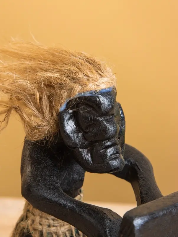 Вечный календарь &laquo;Абориген с компьютером&raquo;, 15&times;11&times;10 см, дерево