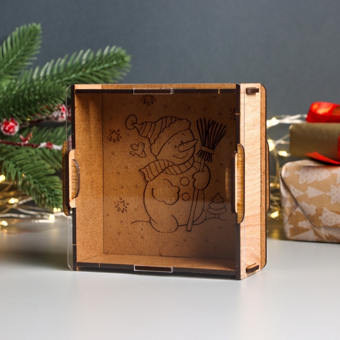 Новогодняя копилка с акрилом  Новогодняя копилка с акрилом "Снеговик с метлой" 12х12х4 см