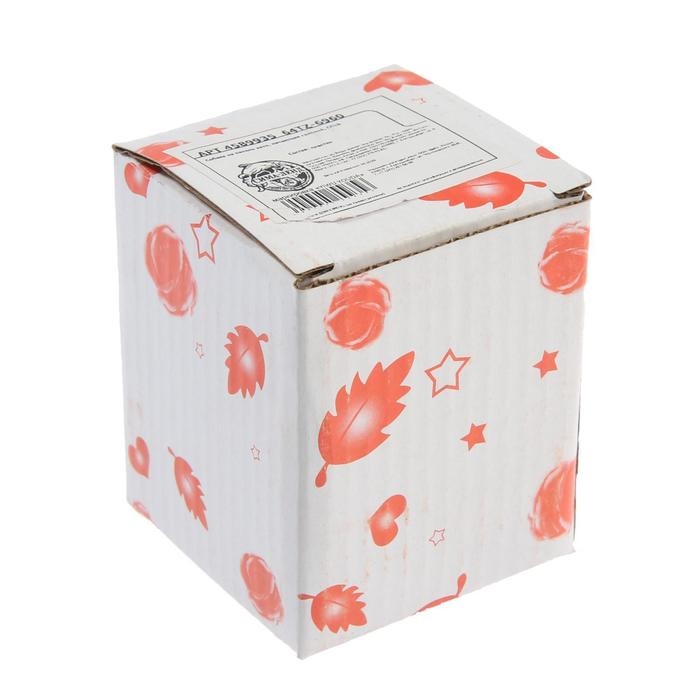 Собака на панель авто, качающая головой, ирландский терьер Собака на панель авто, качающая головой, ирландский терьер