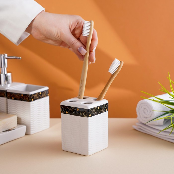 Набор аксессуаров для ванной комнаты «Золотой лист», 4 предмета (дозатор 250 мл, мыльница, 2 стакана), цвет белый Набор аксессуаров для ванной комнаты «Золотой лист», 4 предмета (дозатор 250 мл, мыльница, 2 стакана), цвет белый