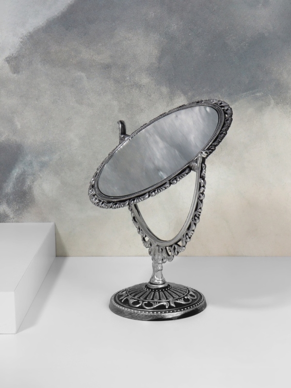 Зеркало настольное «Круг», двустороннее, с увеличением, d зеркальной поверхности 12,5 см, цвет чёрный