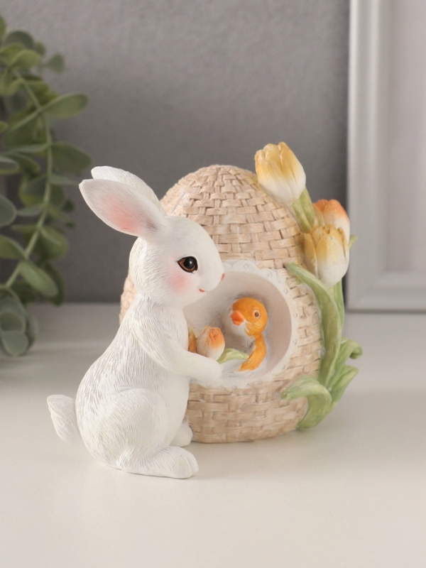 Сувенир полистоун  Сувенир полистоун "Кролик с цыплёнком в плетённом яйце с тюльпанами" 12х9х11 см