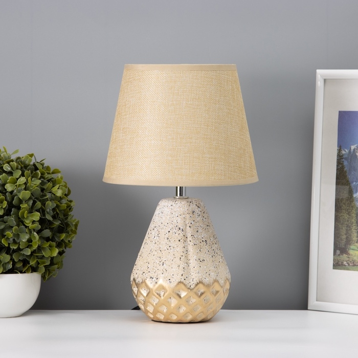 Настольная лампа с абажуром RISALUX «Виктория», 1×Е14, 40 Вт, бежевый, 20×20×32 см Настольная лампа с абажуром RISALUX «Виктория», 1×Е14, 40 Вт, бежевый, 20×20×32 см