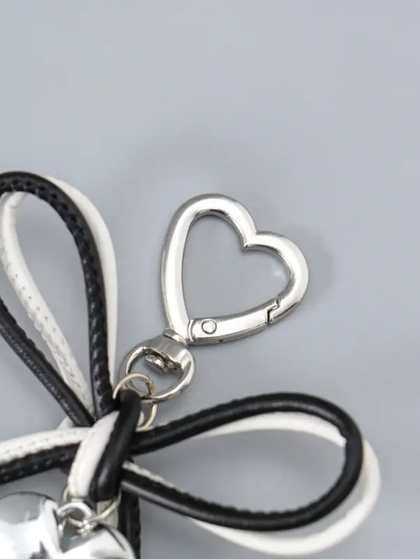 Брелок на карабине "Двойной бант с сердцем" бело-чёрный 14х9х1,5 см