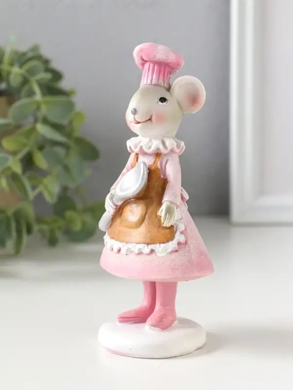 Сувенир полистоун "Мышка-поварёнок в розовом платье и колпаке, с ложкой" 6х4,5х13 см