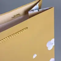 Пакет подарочный ламинированный &laquo;Пчёлка на гортензии&raquo;, бежевый, 26&times;12&times;32 см
