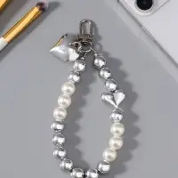 Брелок на карабине "Жемчужная нить с сердцем" серебристо-белый 11х3х1 см