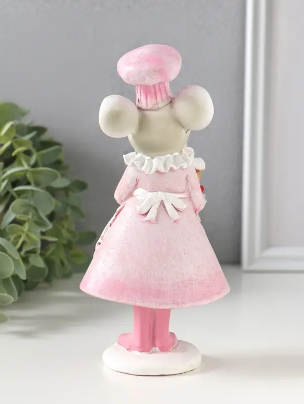 Сувенир полистоун "Мышка-кондитер в розовом платье и колпаке, с тортом" 8,5х6х17 см