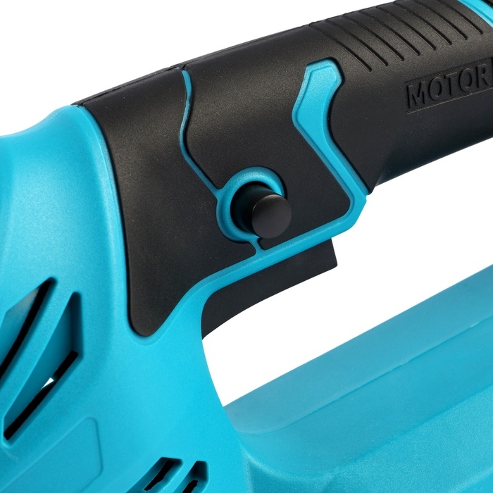 Кусторез аккумуляторный ТУНДРА, 21 В, 3 Ач, Li-ion, длина лезвия 500 мм, ширина 68 мм Кусторез аккумуляторный ТУНДРА, 21 В, 3 Ач, Li-ion, длина лезвия 500 мм, ширина 68 мм