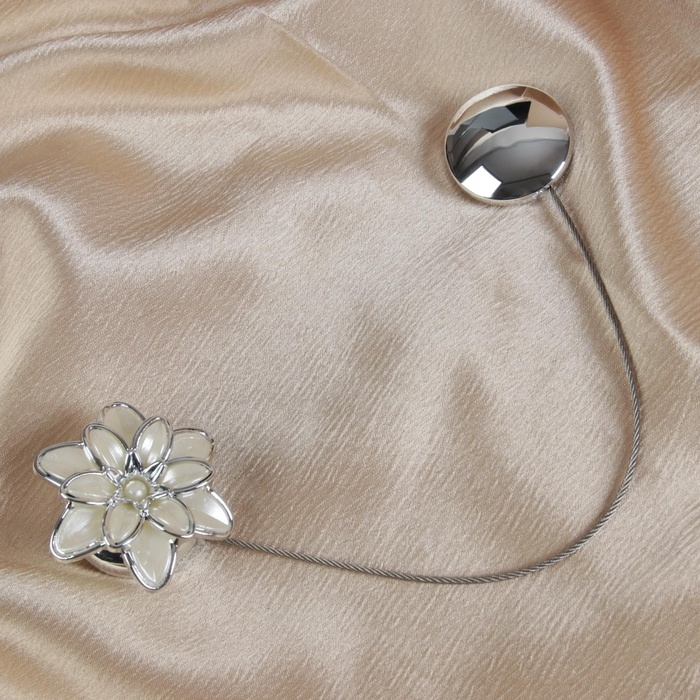 Подхват для штор «Георгин», d = 6 см, цвет серебряный/белый Подхват для штор «Георгин», d = 6 см, цвет серебряный/белый