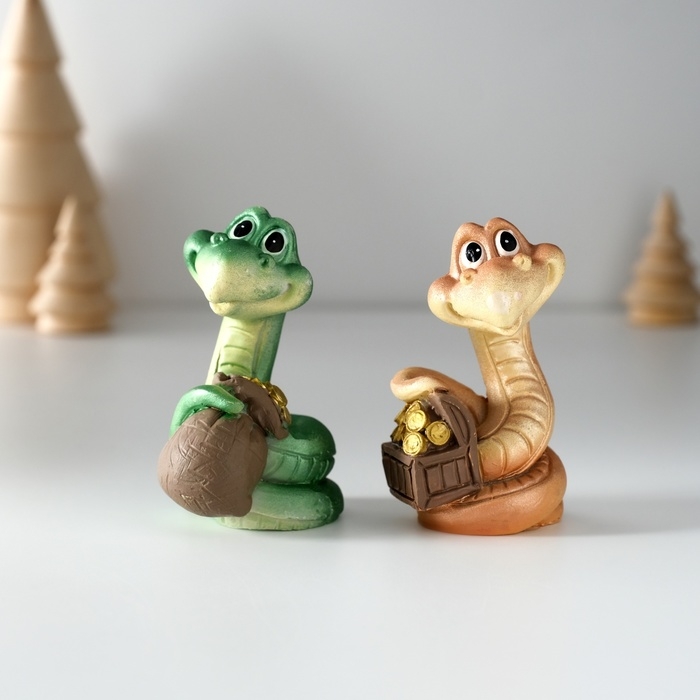 Сувенир полистоун Сувенир полистоун "Змейка с сундуком/мешком" МИКС 3,5х3,5х6,5 см