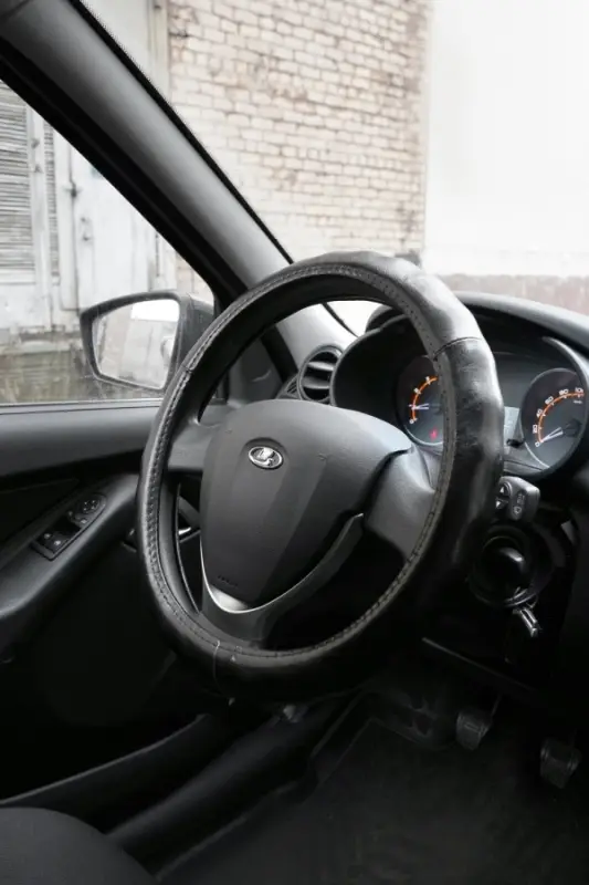 Оплетка на руль (нат. кожа) AVS GL-665M-B (размер M, черный) - Серия "Classic"