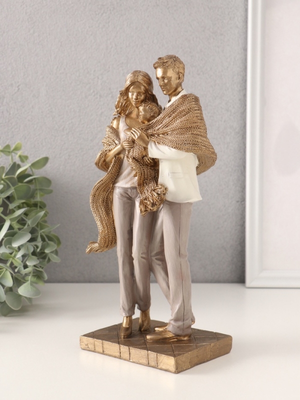 Сувенир полистоун  Сувенир полистоун "Родители с малышом, с большим шарфом" 12,5х8,5х26 см