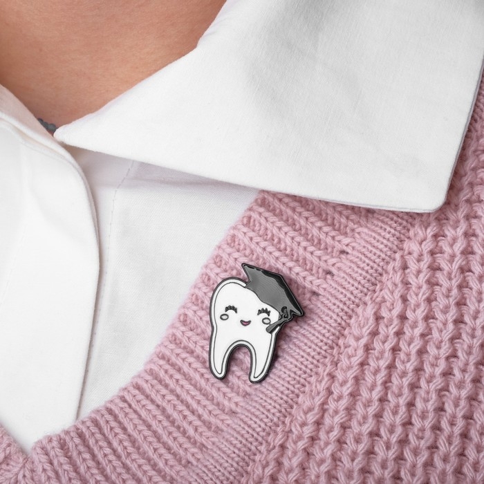 Значок «Зуб» в академической шапочке, цвет чёрно-белый в чёрном металле Значок «Зуб» в академической шапочке, цвет чёрно-белый в чёрном металле