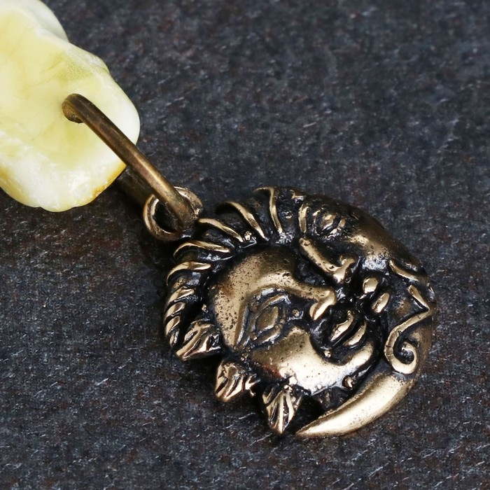 Брелок-талисман  Брелок-талисман "Луна и Солнце", натуральный янтарь