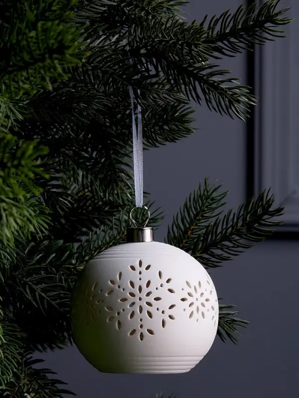Ёлочный шар &laquo;Снежинки&raquo;, 9&times;9&times;9.8 см, 1 LED, керамика, от батареек LR44&times;2, свечение тёплое белое