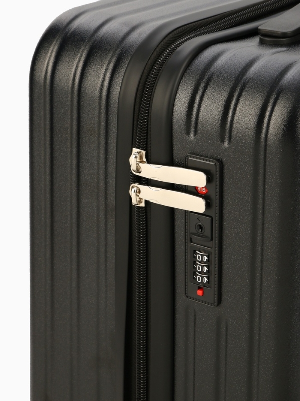 Чемодан 20 Чемодан 20", PС, 34*22*56, отд на молнии, код замок, 4 колеса, черный