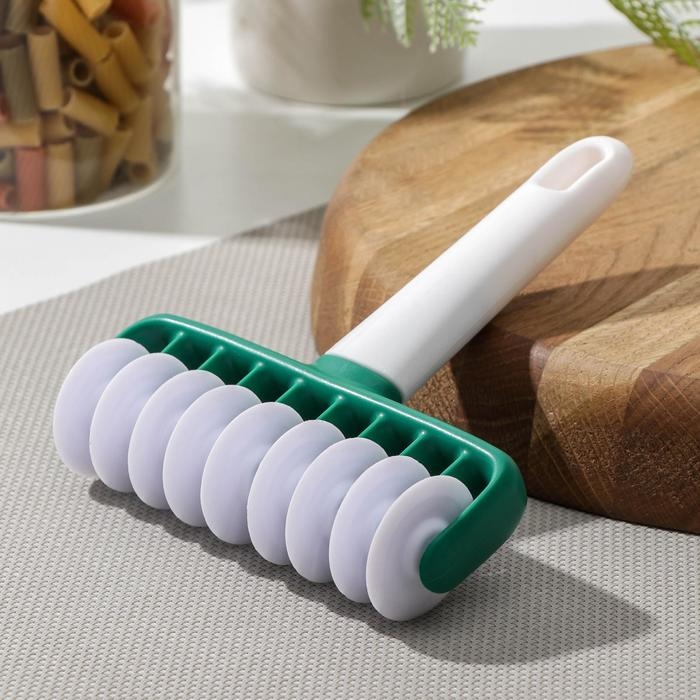 Валик для нарезки полос из теста KONFINETTA «Сладость», 14×17×4 см, цвет белый Валик для нарезки полос из теста KONFINETTA «Сладость», 14×17×4 см, цвет белый