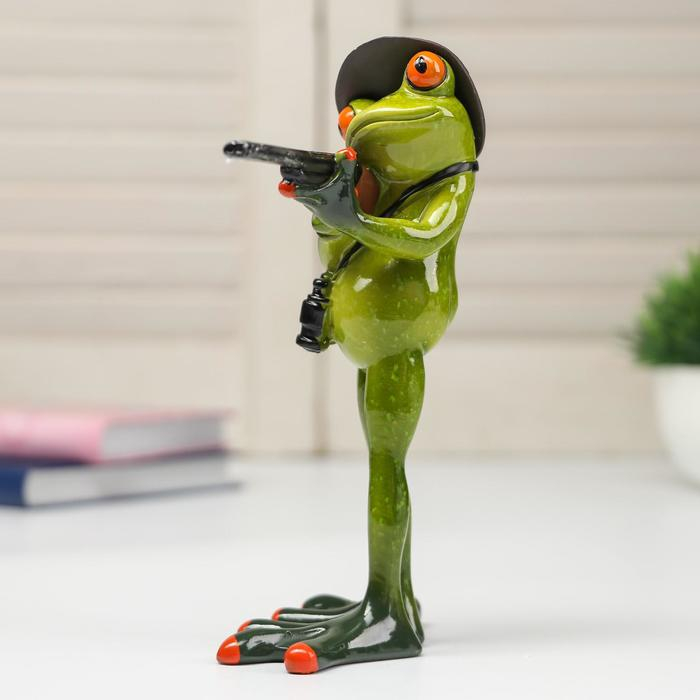 Сувенир полистоун лак Сувенир полистоун лак "Лягушонок с ружьём" 17,5х5,3х13 см