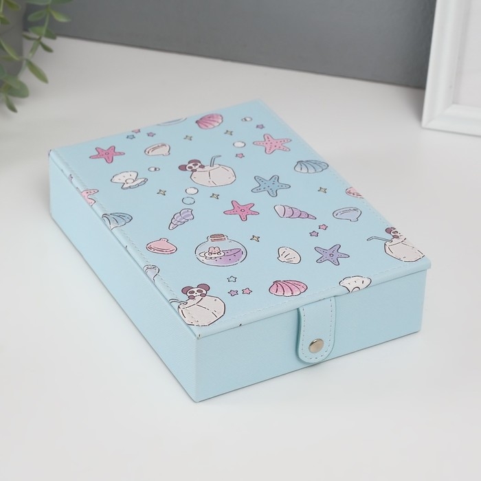Шкатулка кожзам для украшений с зеркалом  Шкатулка кожзам для украшений с зеркалом "Панда и ракушки" голубая 15х21,5х5,5 см