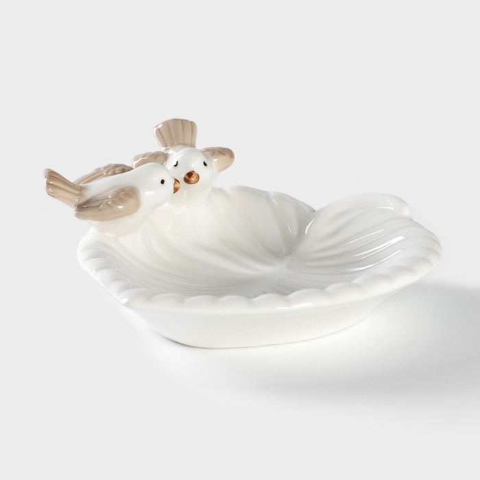 Блюдо керамическое сервировочное «Голубки на листочке», 13×13×2 см, цвет белый