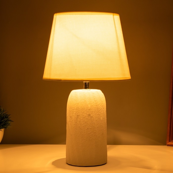 Лампа настольная Лампа настольная "Бию" 1х40Вт Е14 белый 20х20х34см