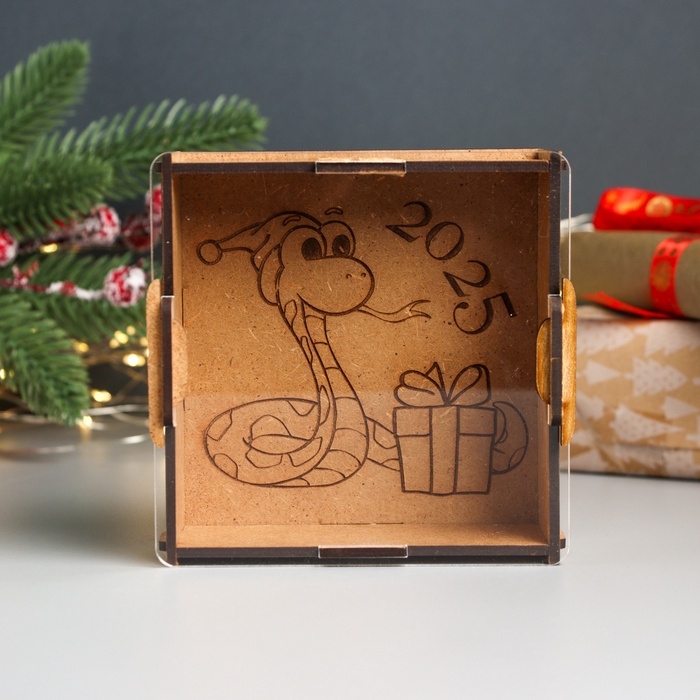 Новогодняя копилка с акрилом  Новогодняя копилка с акрилом "Змея. Подарок" 12х12х4 см