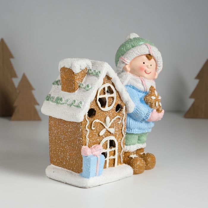Сувенир керамика свет Сувенир керамика свет "Малышка в голубом свитере у пряничного домика" 15х8х16 см
