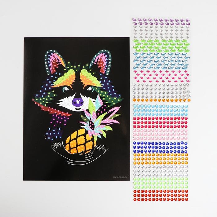 Мозаика стразами «Енот с ананасом» Мозаика стразами «Енот с ананасом»