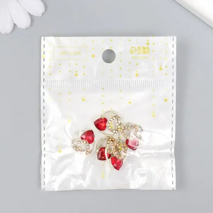 Металлический элемент, декоративная подвеска «Арт Узор. Три сердца в одном», стразы, красный, золото, 0.8×1.6×1.7 см