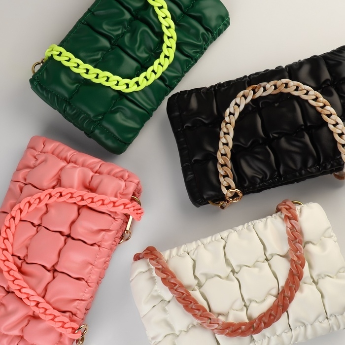 Цепочка для сумки, пластиковая, с карабинами, 23 × 17 мм, 68 см, цвет розовый/золотой