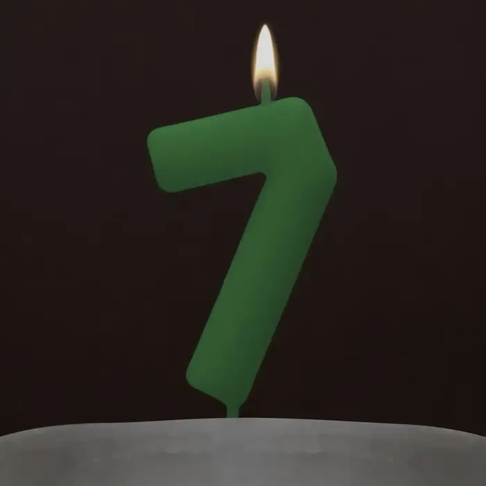 Свеча для торта, цифра &laquo;7&raquo;, светится в темноте, 3,8 х 8 см