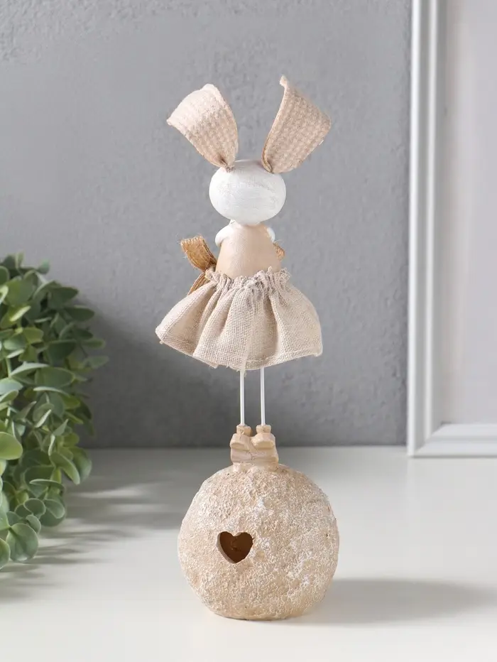 Сувенир полистоун свет "Зайка в льняном платье на шаре" 2хLR44 8,5х8,5х26 см