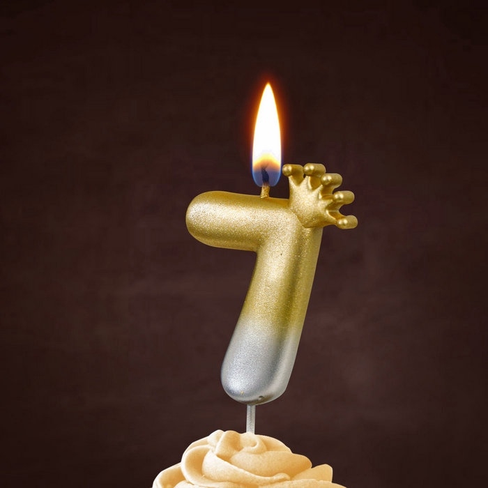 Свеча в торт «С короной», цифра 7, золото - серебро
