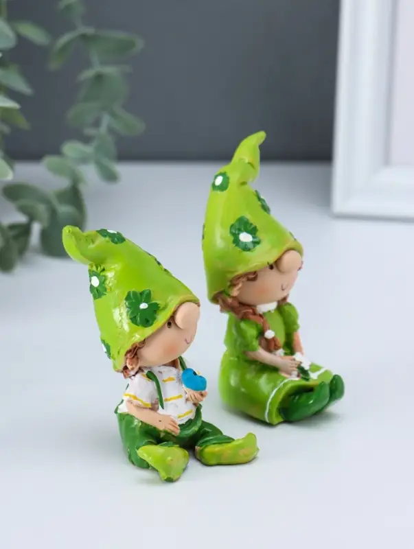 Сувенир полистоун "Малыши в длинных колпаках" зелёный набор 2 шт 3,7х4х8,5 см