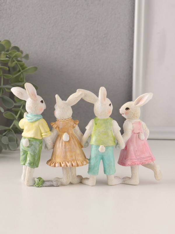 Сувенир полистоун  Сувенир полистоун "Нарядные кролики - праздничный хоровод" 16,5х6,5х11 см