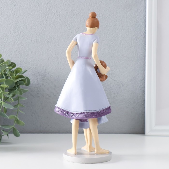 Сувенир полистоун  Сувенир полистоун "Мама с дочкой в сиреневых платьях с цветами" 9х8,5х23,5 см