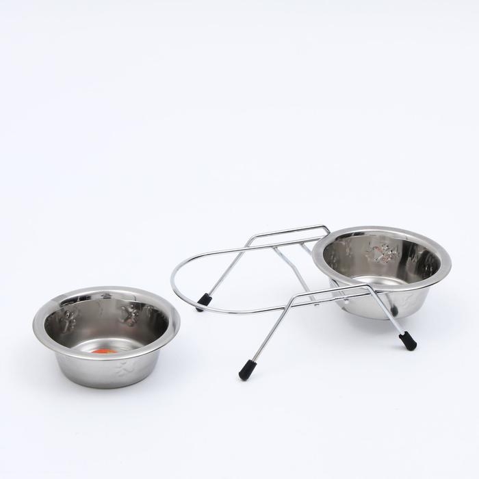 Набор из 2 рельефных мисок на подставке, 2 х 240 мл Набор из 2 рельефных мисок на подставке, 2 х 240 мл